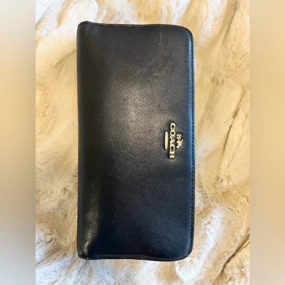Coach wallet with tons of space - Picture 2 of 7